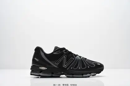新百伦New Balance最新系列18907运动鞋子,有赛博朋克那味儿了!今年的 New Balance 新鞋型来了!Action Bronson x New Balance 1890 “Cyborg Tears”,由品牌携手高人气多栖艺术家 Action Bronson 带来联名呈现.以「赛博格之泪」为主题,整体气质明显更偏未来科幻路线,既有浓郁的概念表达,同时也保留了 New Balance 一贯擅长的复古运动底色,属于那种一眼就能记住的联名鞋款.鞋型亮点之一,便是分段式中底结构的运用,层次切割清晰,让原本偏复古的跑鞋轮廓多了几分机能与速度感,也进一步强化了 1890 这次想要表达的「复古与未来并存」的设定.细节方面,「Cyborg Tears」在鞋面融入水滴造型的呈现方式,直击主题之余,也让整双鞋的视觉效果更有「赛博朋克」氛围:既怪诞又精致,存在感拉满. 货号:U18909WH 含半码 编码: 101834